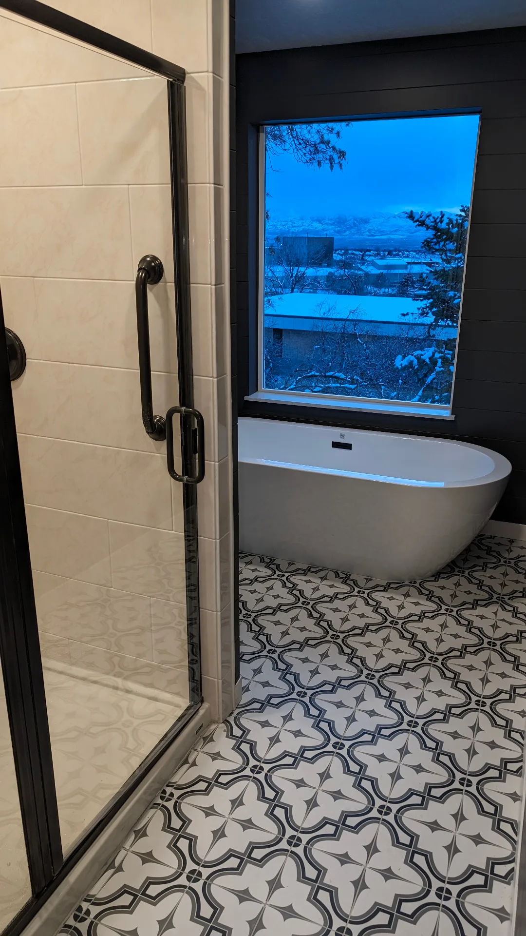 Mountain-View Freestanding Suite